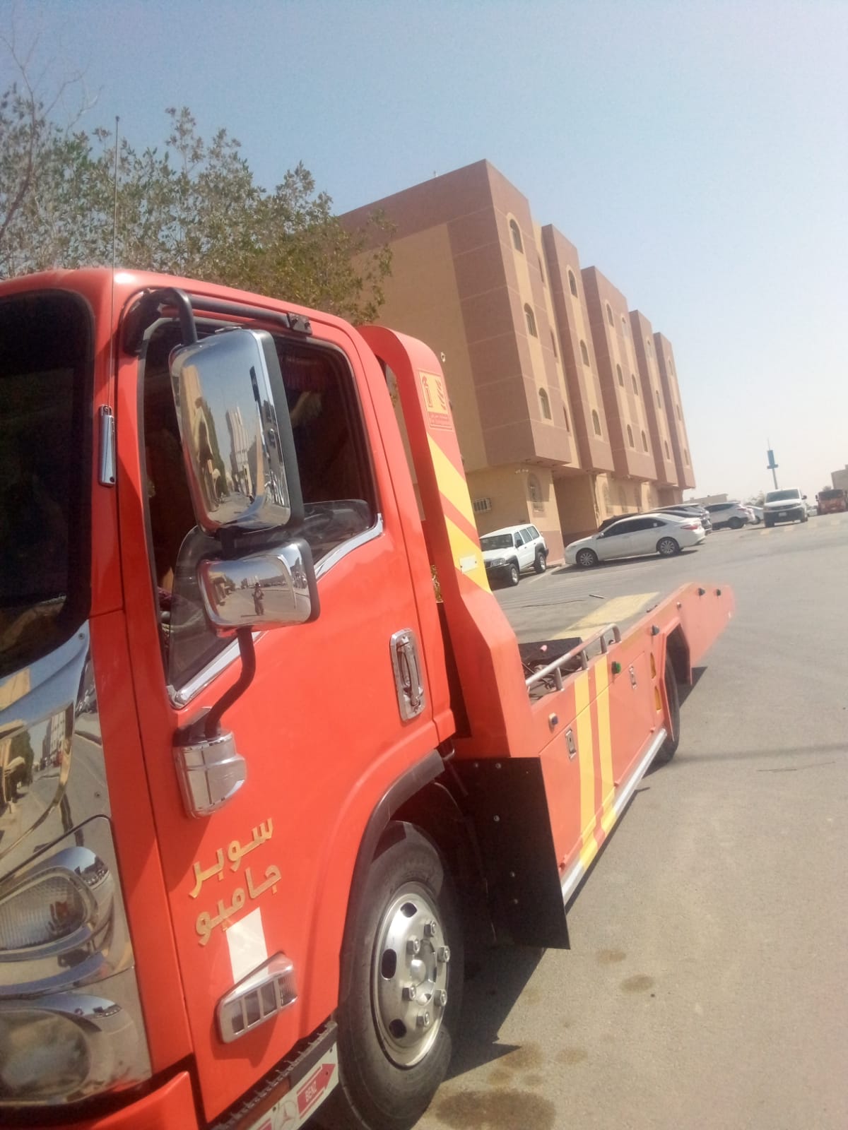 سطحة مجهزة لنقل السيارات في الرياض